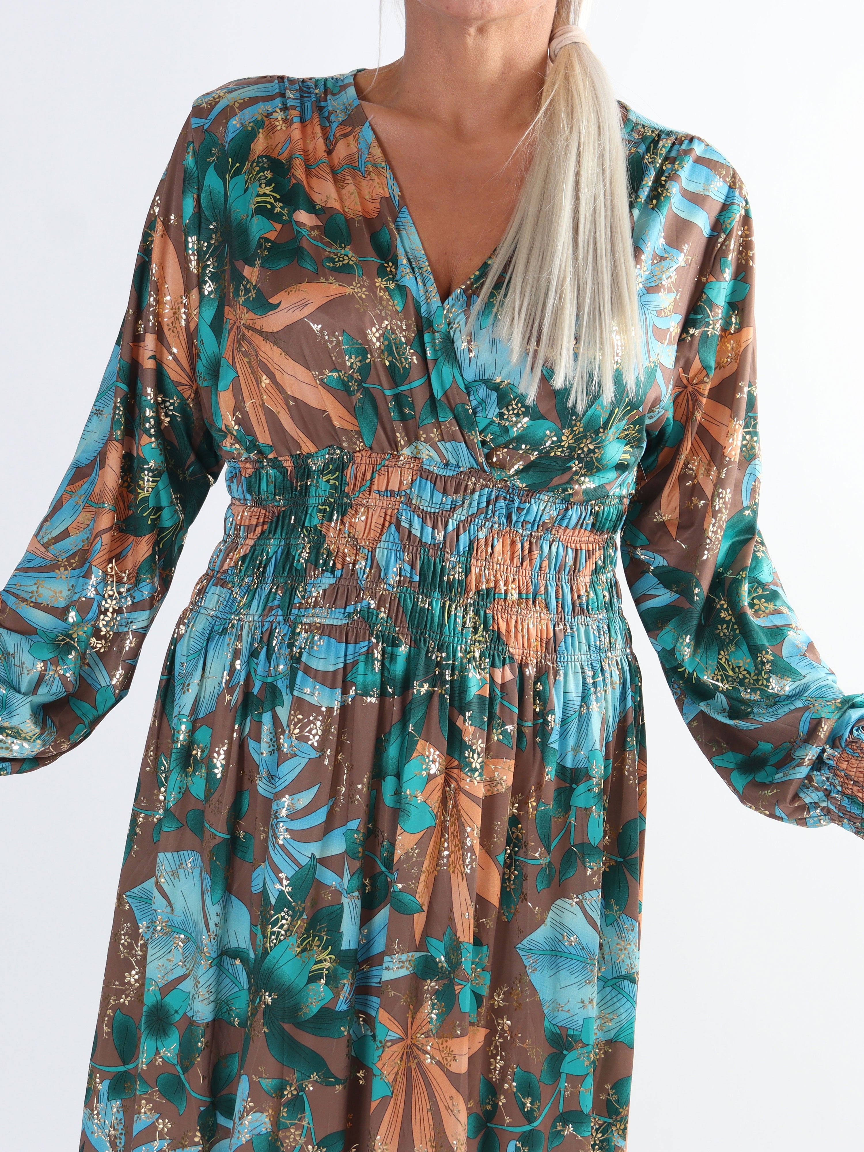 Pams Midi L/S - Plus size klänning i skrynkelfritt tyg med långa ärmar